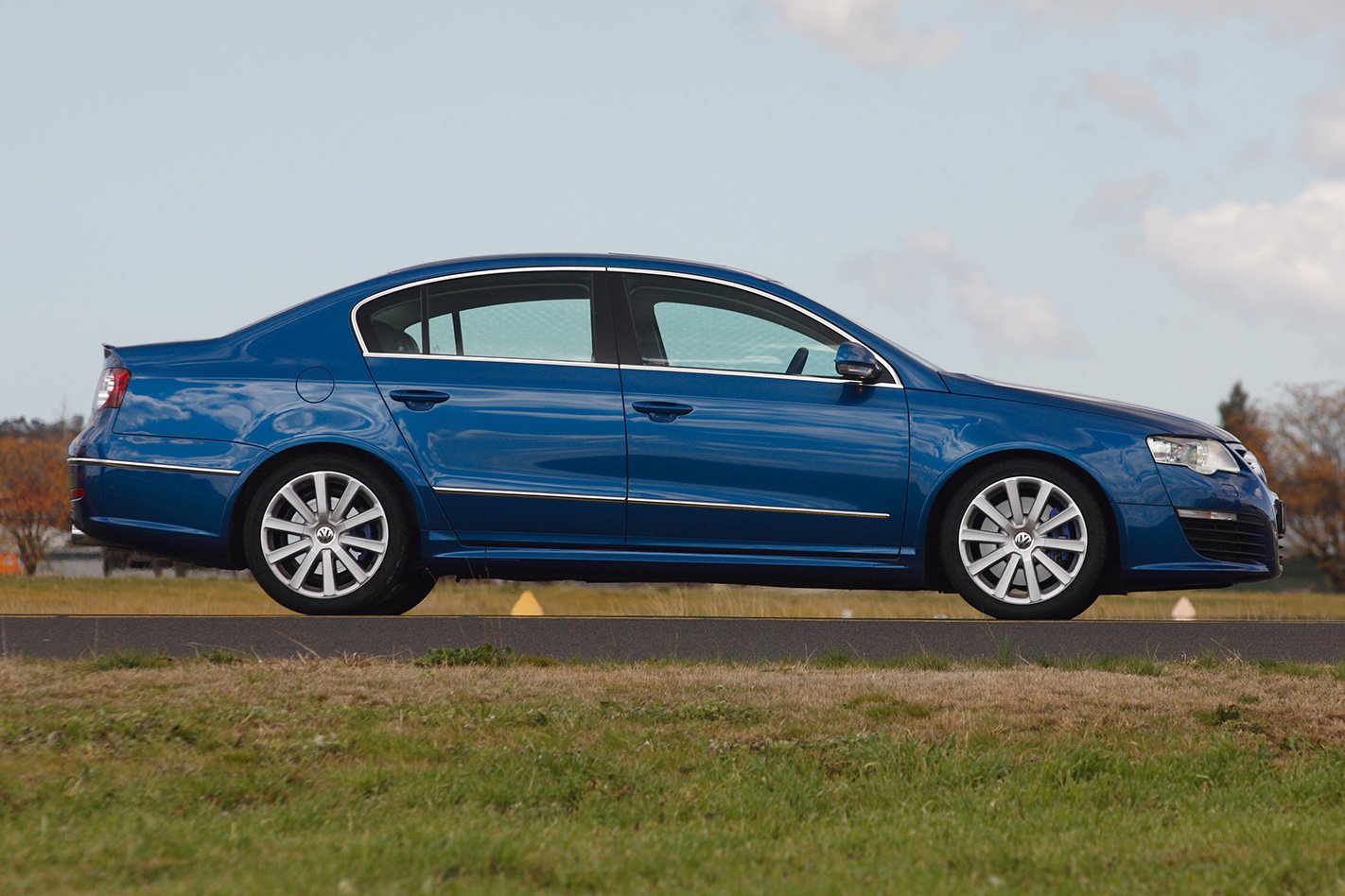 2008-Volkswagen-Passat-R36-side.jpg