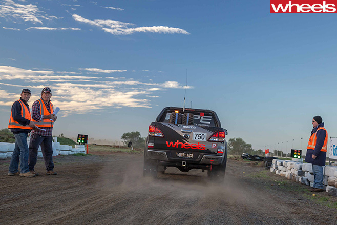 FINKE-2016-Mazda -BT-50-driving -reart