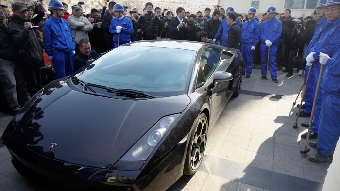 Angry customer smashes his Lamborghini
