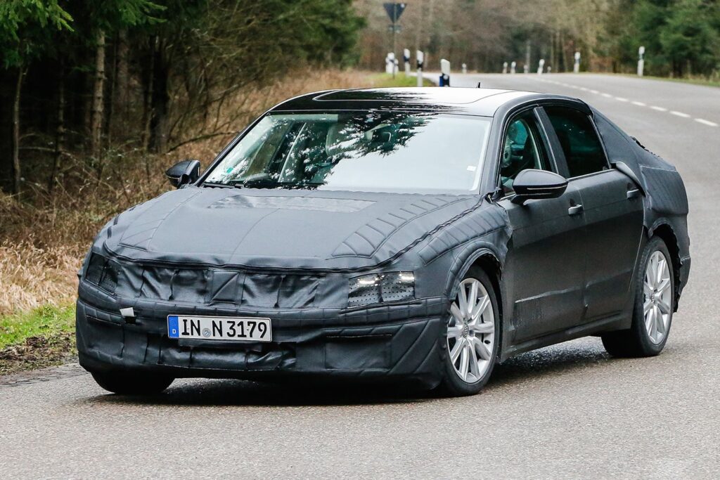 2017 Volkswagen CC coupe spy pics