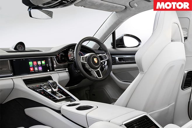 2017-Porsche -Panamera -interior