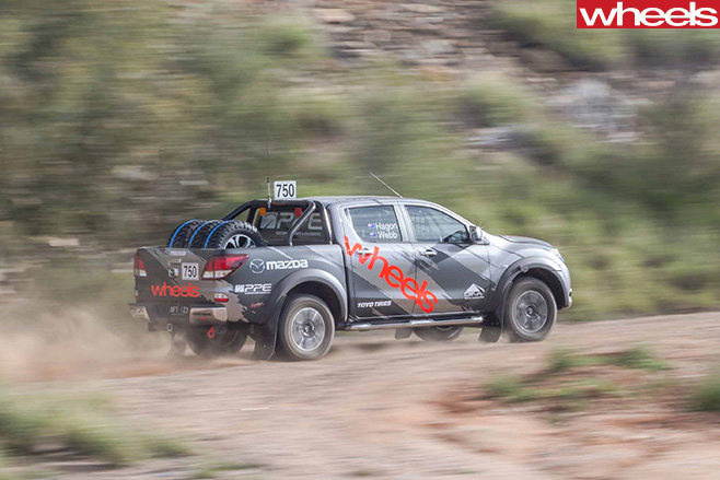 FINKE-2016-Mazda -BT-50-top -side -desert