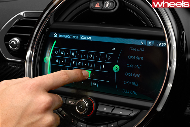 2017-mini -clubman -jcw -interior -infotainment