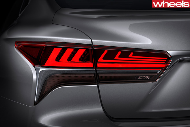 2017-Lexus -LS-taillight