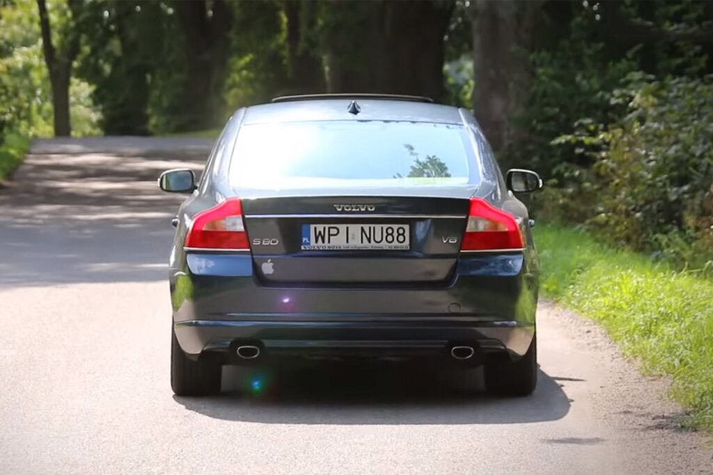 V8 Volvo with straight pipes = awesome