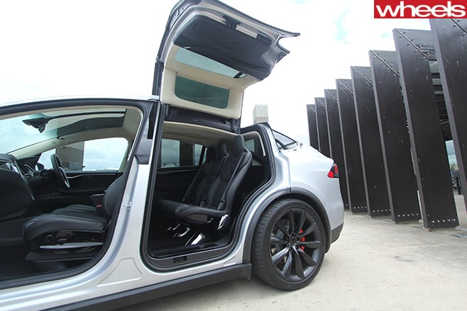 2017-Tesla -Model -X-Falcon -doors