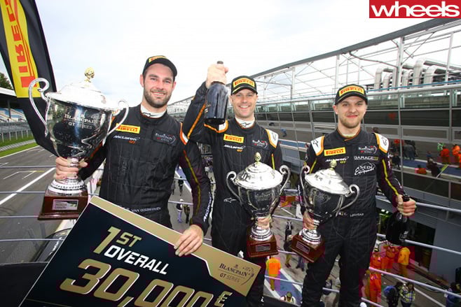 Vangis -accepts -prize