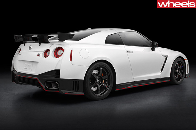 2016-Nissan -GT-R-Nismo -rear