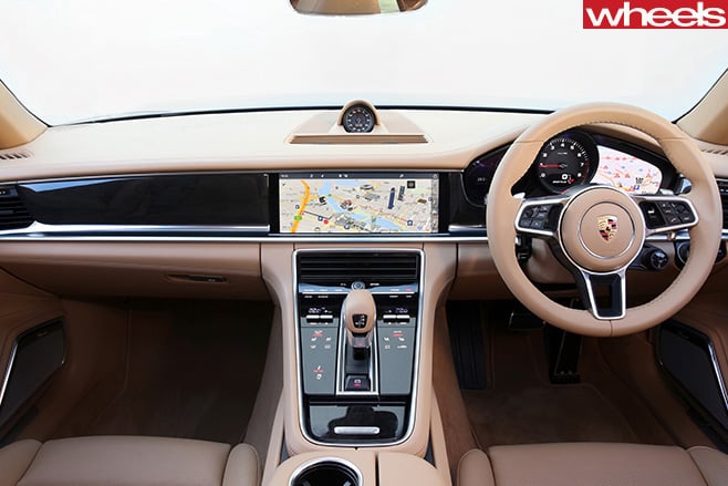 2017-Porsche -Panamera -interior