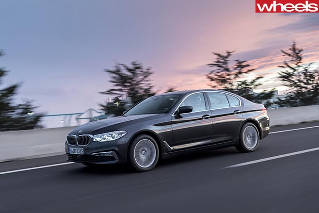 BMW-5-Series -driving