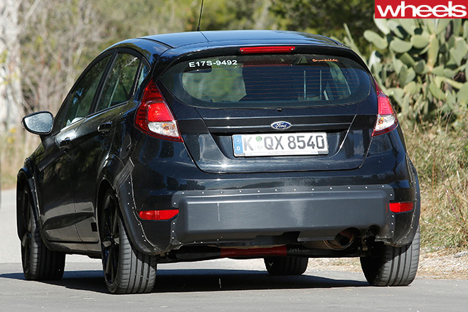 2016-Ford -Fiesta -spy -shot -rear