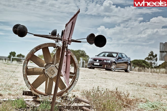 Holden -VE-Commodore -on -dirt -track