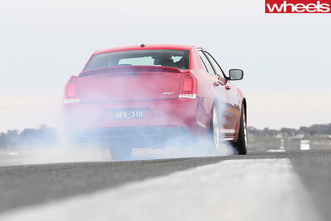 Chrysler -300-SRT-burnout