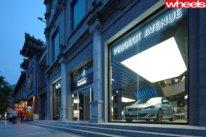 Peugeot Avenue car display