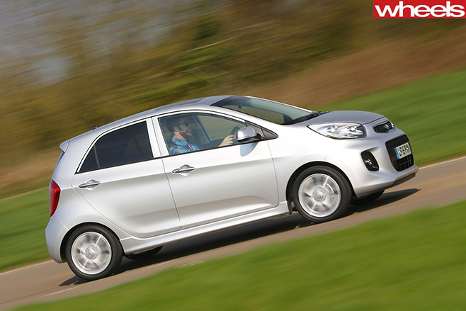 Kia -Picanto -side -driving