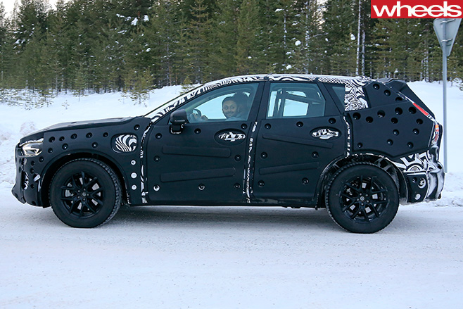 2018-Volvo -XC60-side -driving