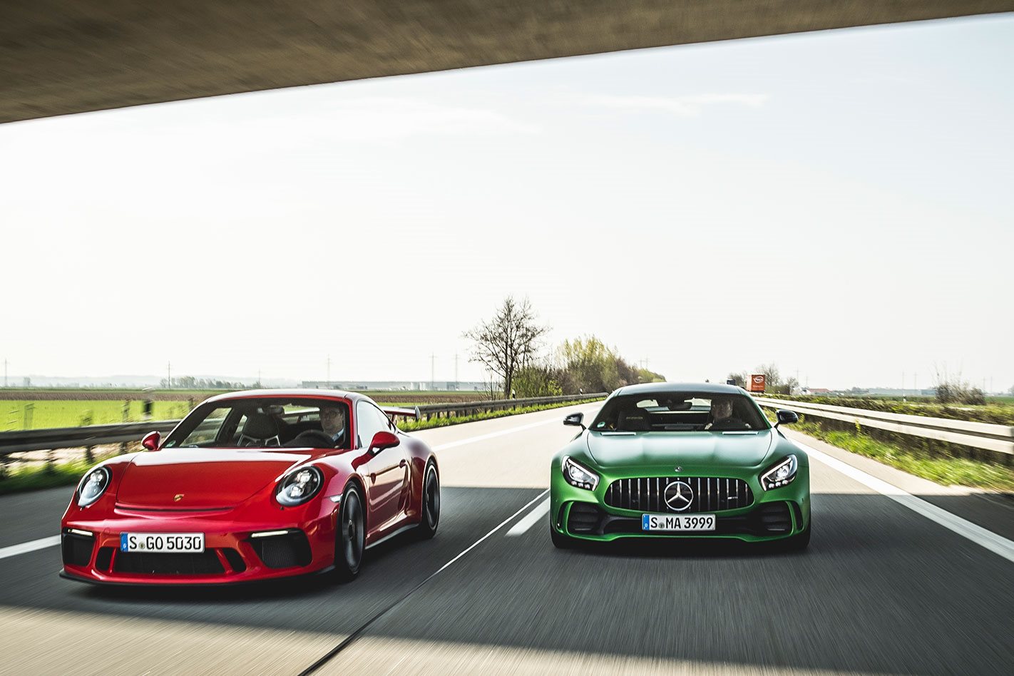 Mercedes AMG GT R vs Porsche 911 GT3