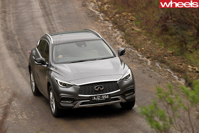 Infiniti -Q30-front -top -driving