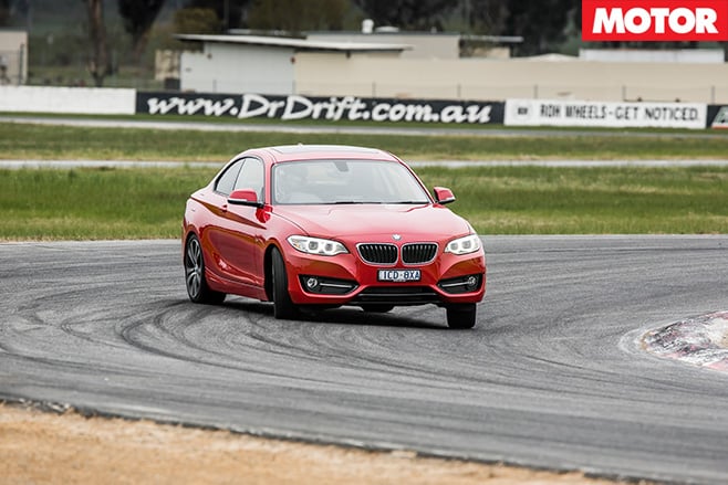 BMW-228i -turning