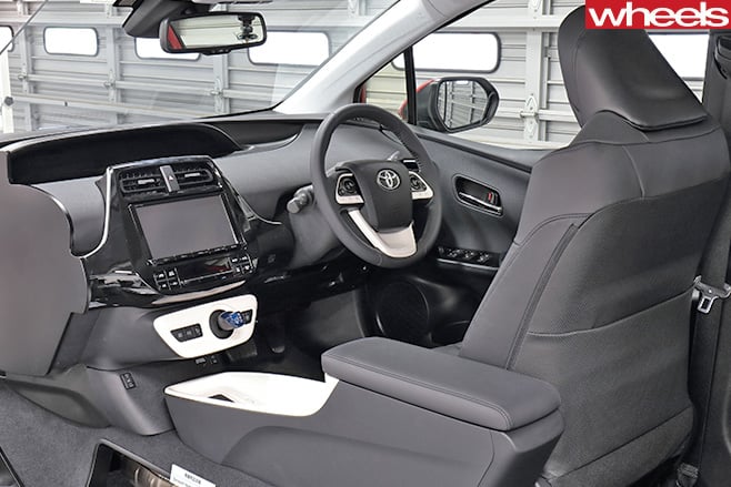 2016-Toyota -Prius -interior