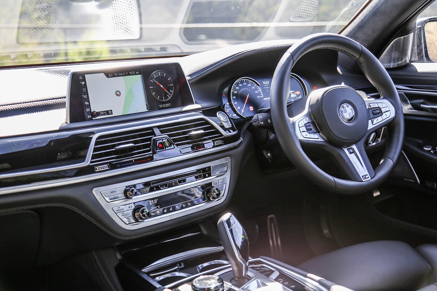 BMW M70 v Alpina B7 BMW M70 interior dashboard
