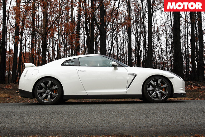 Nissan -GT-R-vs -Porsche -911-GT2-embed -6