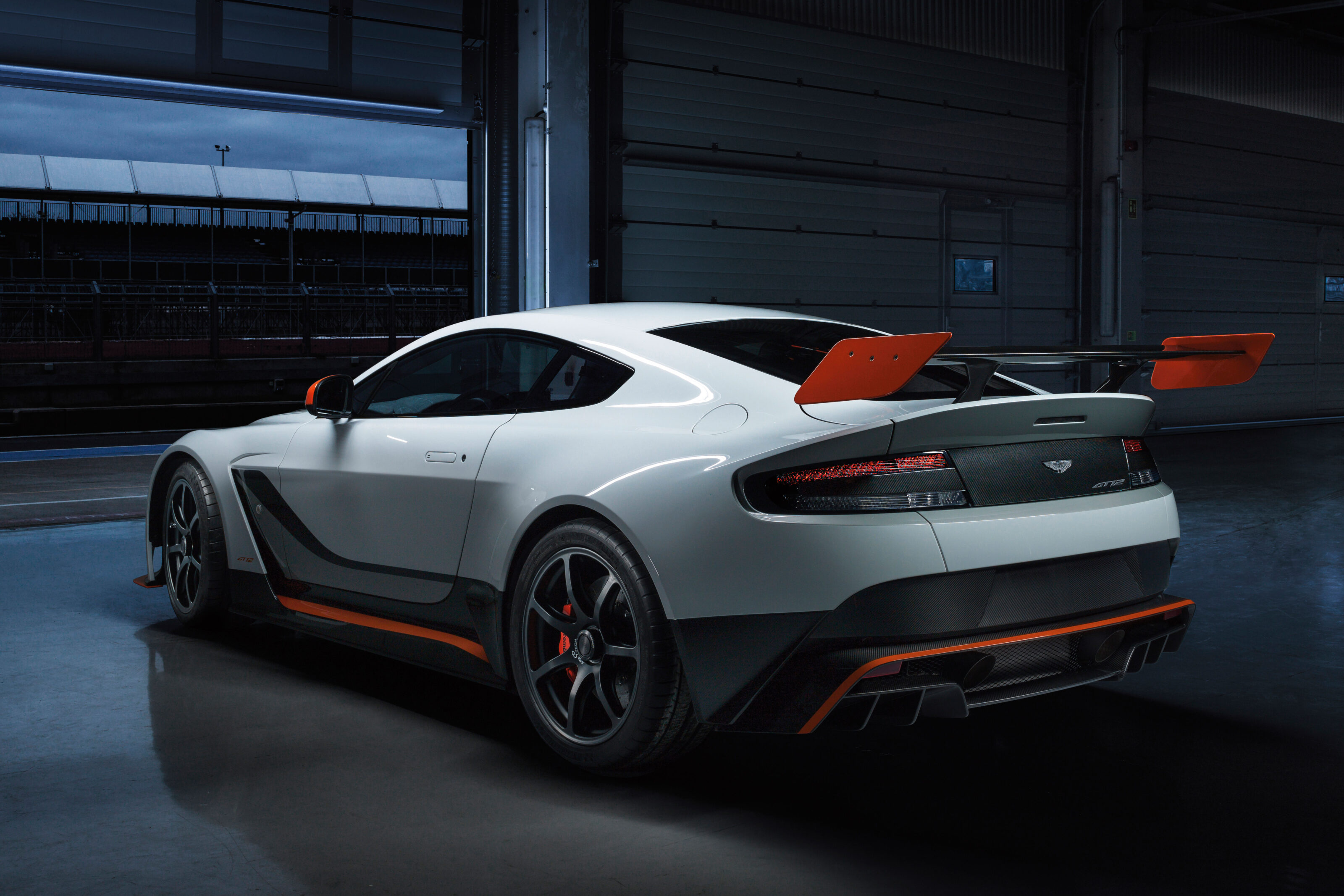 Aston -Martin -Vantage -GT12