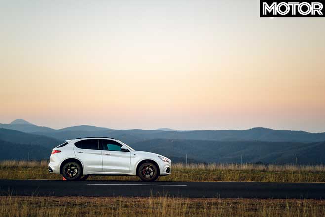2019 Alfa Romeo Stelvio Q road horizon