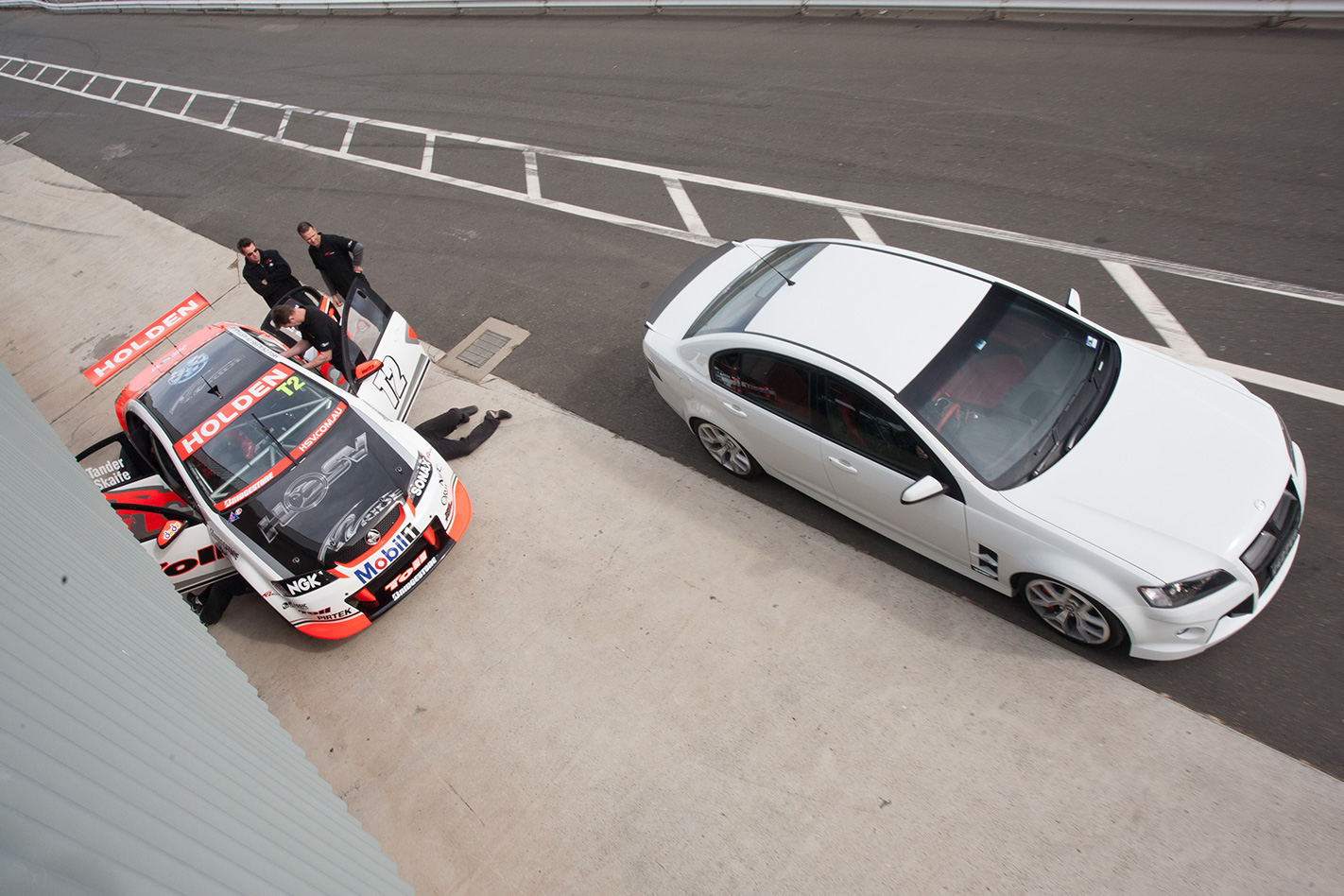 HSV-V8-Supercar-vs-HSV-W427-pitstop.jpg