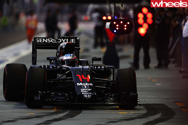 Mc Laren -F1-car -driving