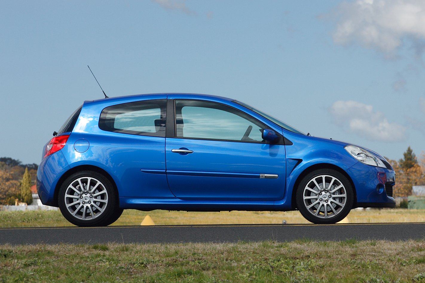 2008-RenaultSport-Clio-197-side.jpg