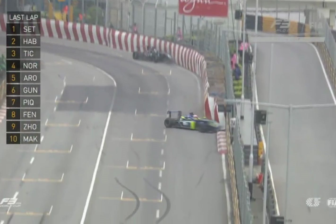 Spectacular last-lap Macau crash takes out F3s top two