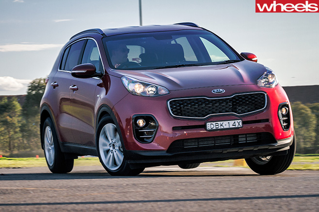 Kia -Sportage -driving