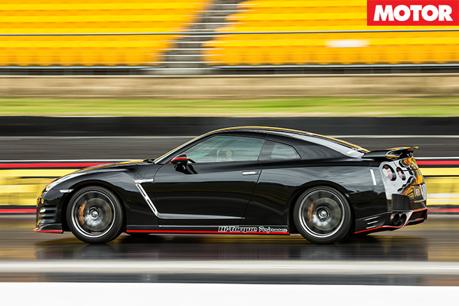 Nissan gt-r side