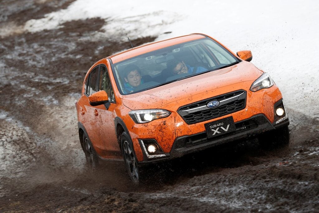 2017 subaru xv front action snow