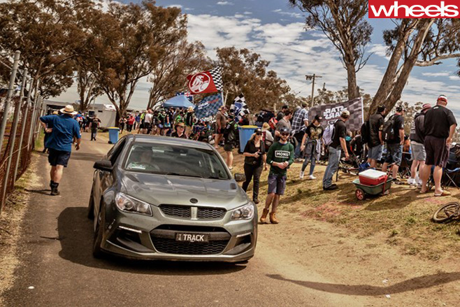 HSV-Clubsport -R8-at -Bathurst -1000-with -crowd