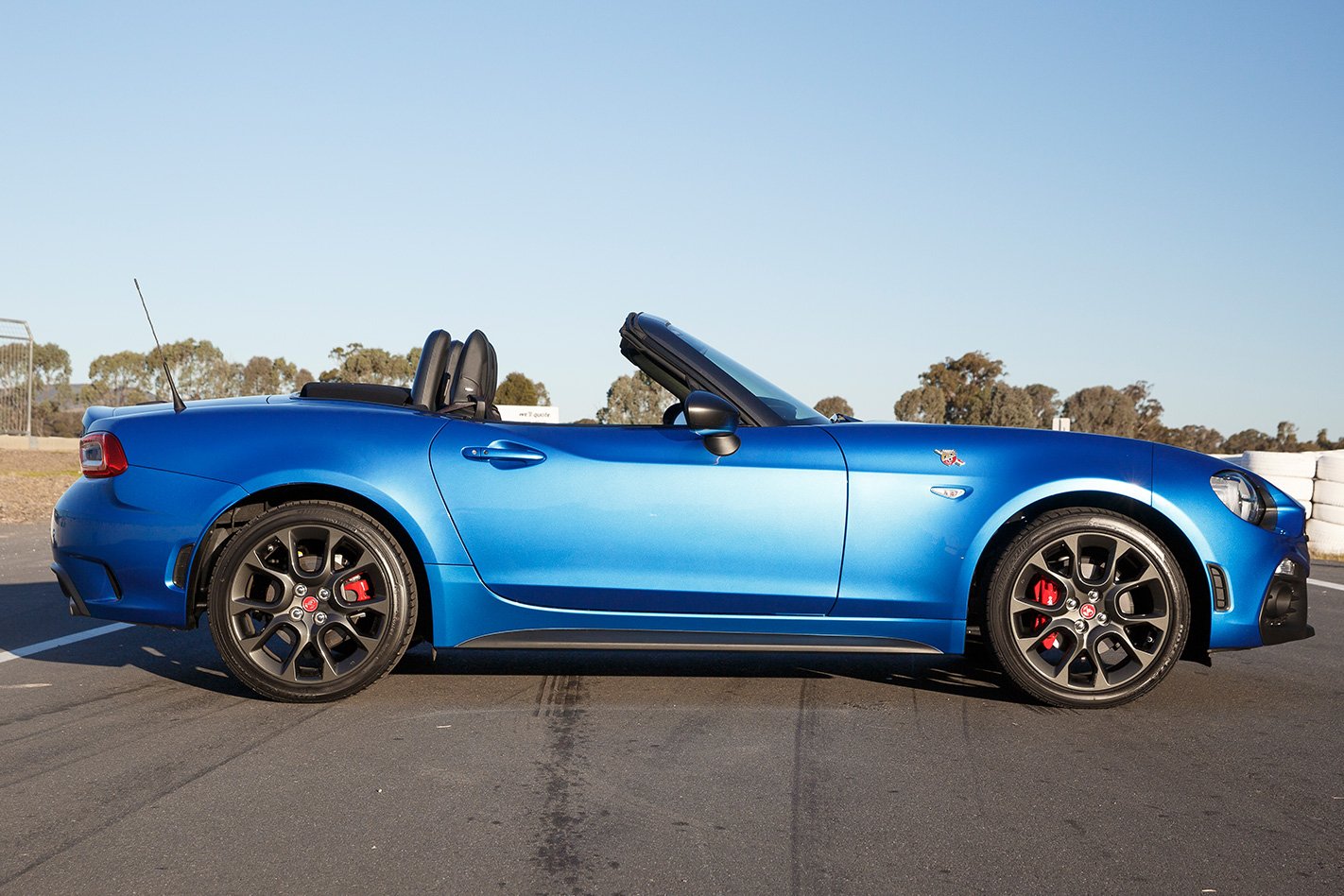 2017-Abarth-124-Spider-side.jpg