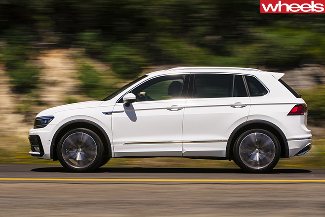 Wheels -tyre -test -car -driving -in -circle