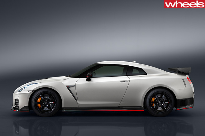 Nissan -GT-R-Nismo -side