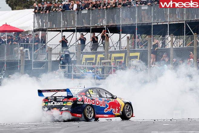 Shane -Van -Gisbergen -v 8-supercar -burnout