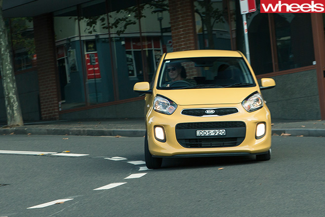 Kia -Picanto -driving