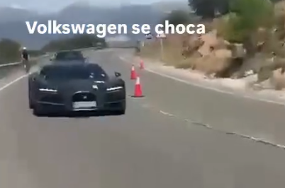 Black Volkswagen on a roadway with orange traffic cones and a blurred hillside; text overlay reads 'Volkswagen se choca' (Volkswagen crashes).
